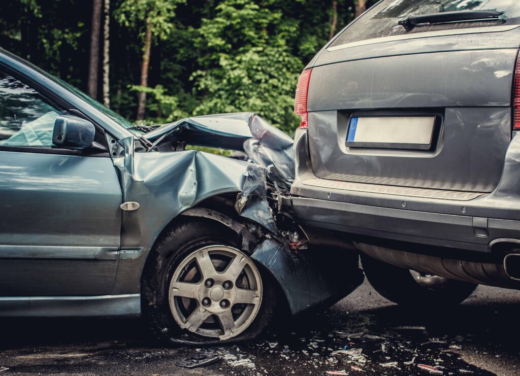 Carro com a frente totalmente destruída em acidente, representando os riscos de colisões evitáveis e a importância da prevenção nas frotas corporativas.