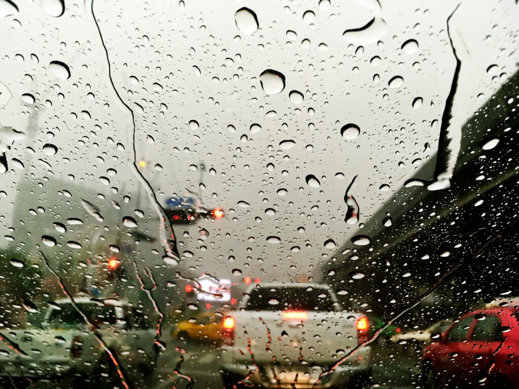 Caminhão em estrada com chuva monitorado por sistema de gestão de frotas.